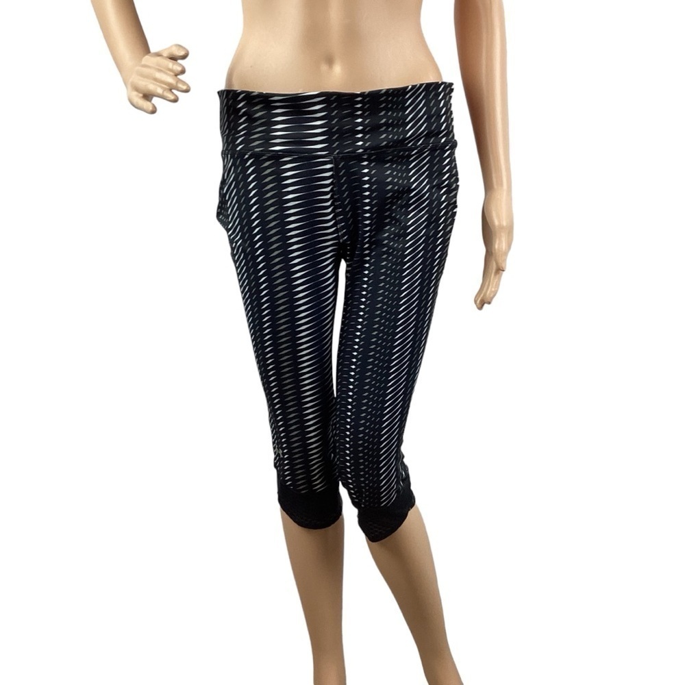 Under Armour Cropped Leggings Size M Black Print